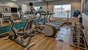 A gym with treadmills, elliptical machines, and free weights. - Holiday Inn Express Hotel & Suites Jackson NE by IHG (Jackson)