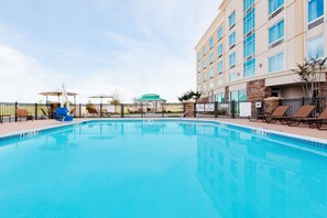 Outdoor pool - Holiday Inn Express Hotel & Suites Jackson NE by IHG (Jackson)