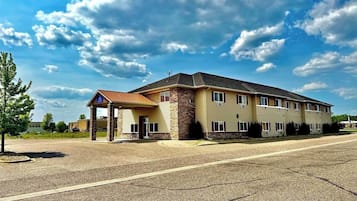 Vista frontal de la propiedad