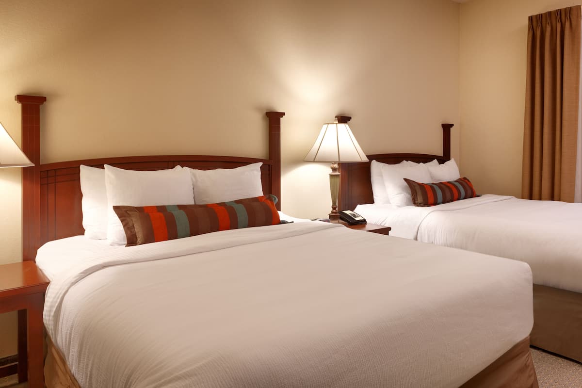 Suíte, 1 quarto, cozinha | Roupas de cama premium, edredons de pluma, camas com colchões pillow-top