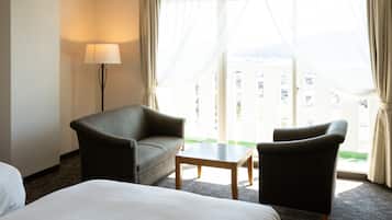 Deluxe Twin Room, Non Smoking | In-room safe, desk