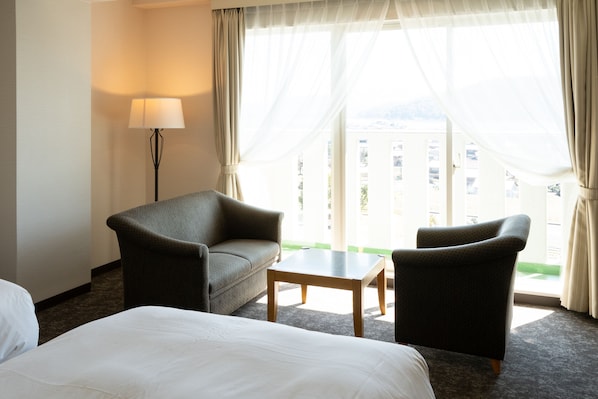 Chambre Deluxe avec lits jumeaux, non-fumeurs | Coffres-forts dans les chambres, bureau