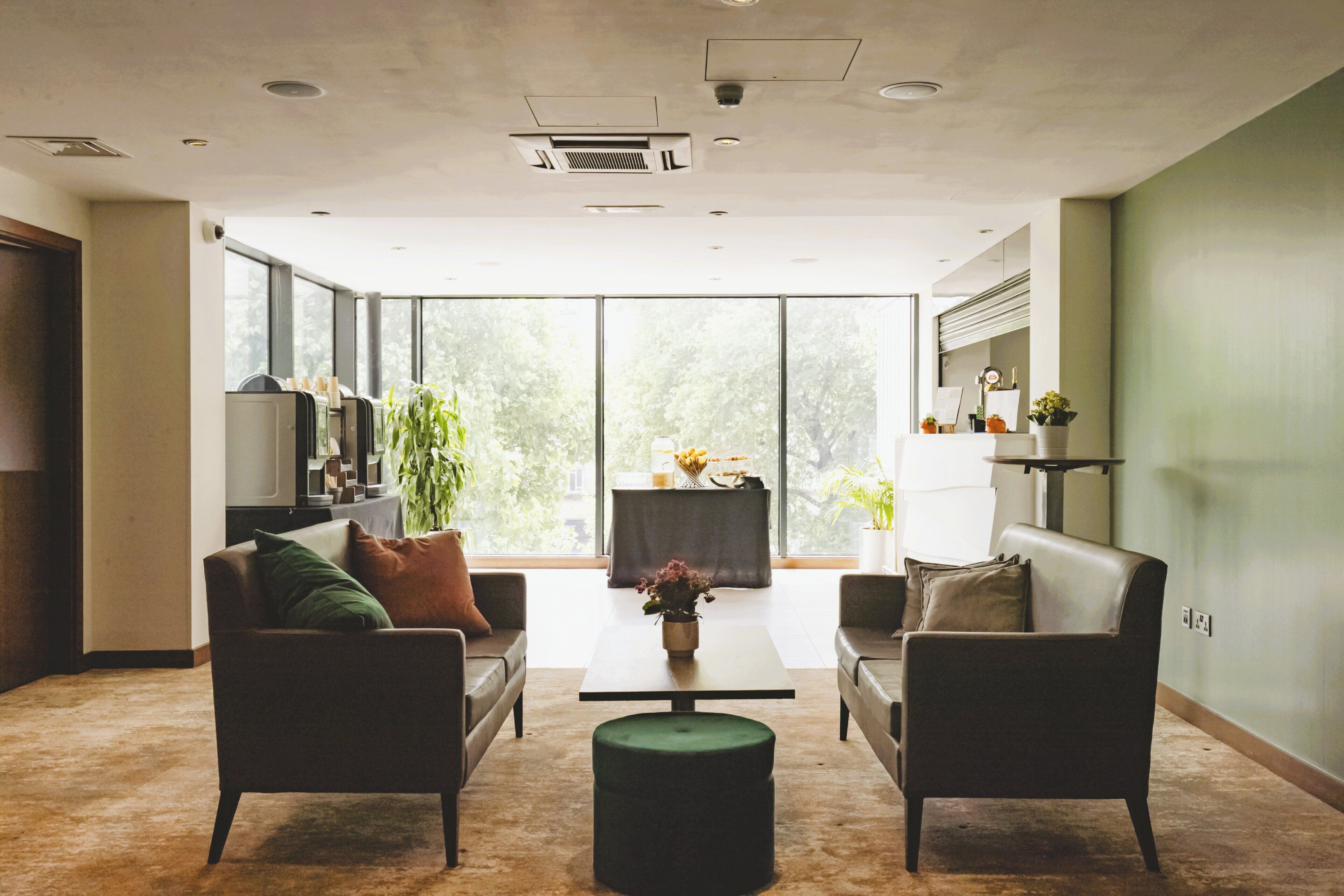 Breakfast, lunch, dinner served; British cuisine 