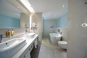 Free toiletries, hair dryer, towels, soap - Holiday Inn Bristol City Centre by IHG (Bristol)