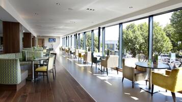 Desayuno completo diario (GBP 18.95 por persona)