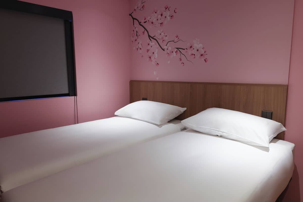 Cortinas opacas, wifi gratis, ropa de cama