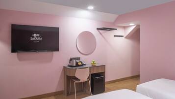 Habitación triple | Cortinas blackout, wifi gratis y ropa de cama