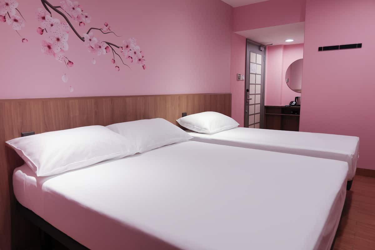 Triple Room | Blackout drapes, free WiFi, bed sheets