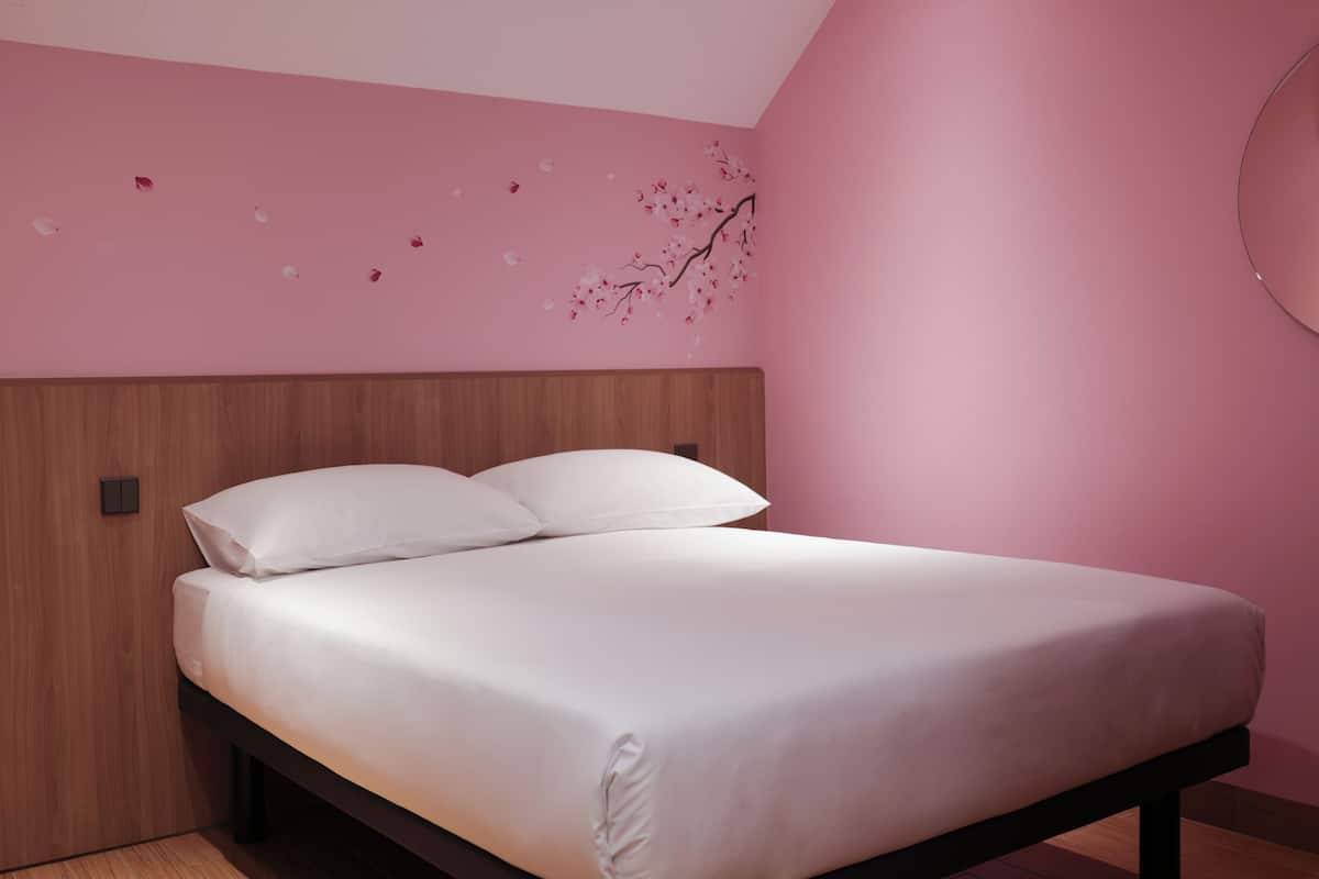 Standard Room, 1 Queen Bed | Blackout drapes, free WiFi, bed sheets