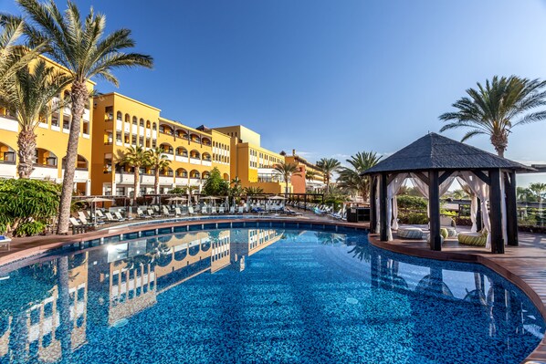 2 piscines extérieures, parasols de plage, chaises longues