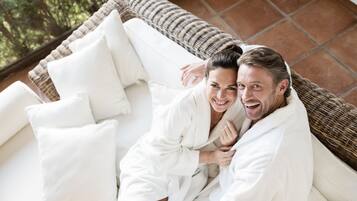 Behandelingskamers voor koppels, een sauna, een bubbelbad, een stoombad