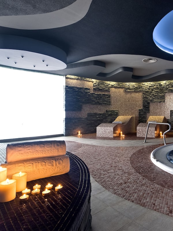 Couples treatment rooms, sauna, hot tub, steam room, Turkish bath