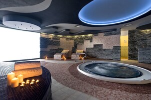 Couples treatment rooms, sauna, hot tub, steam room, Turkish bath