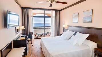 Sengetøy av topp kvalitet, minibar, safe på rommet og skrivebord