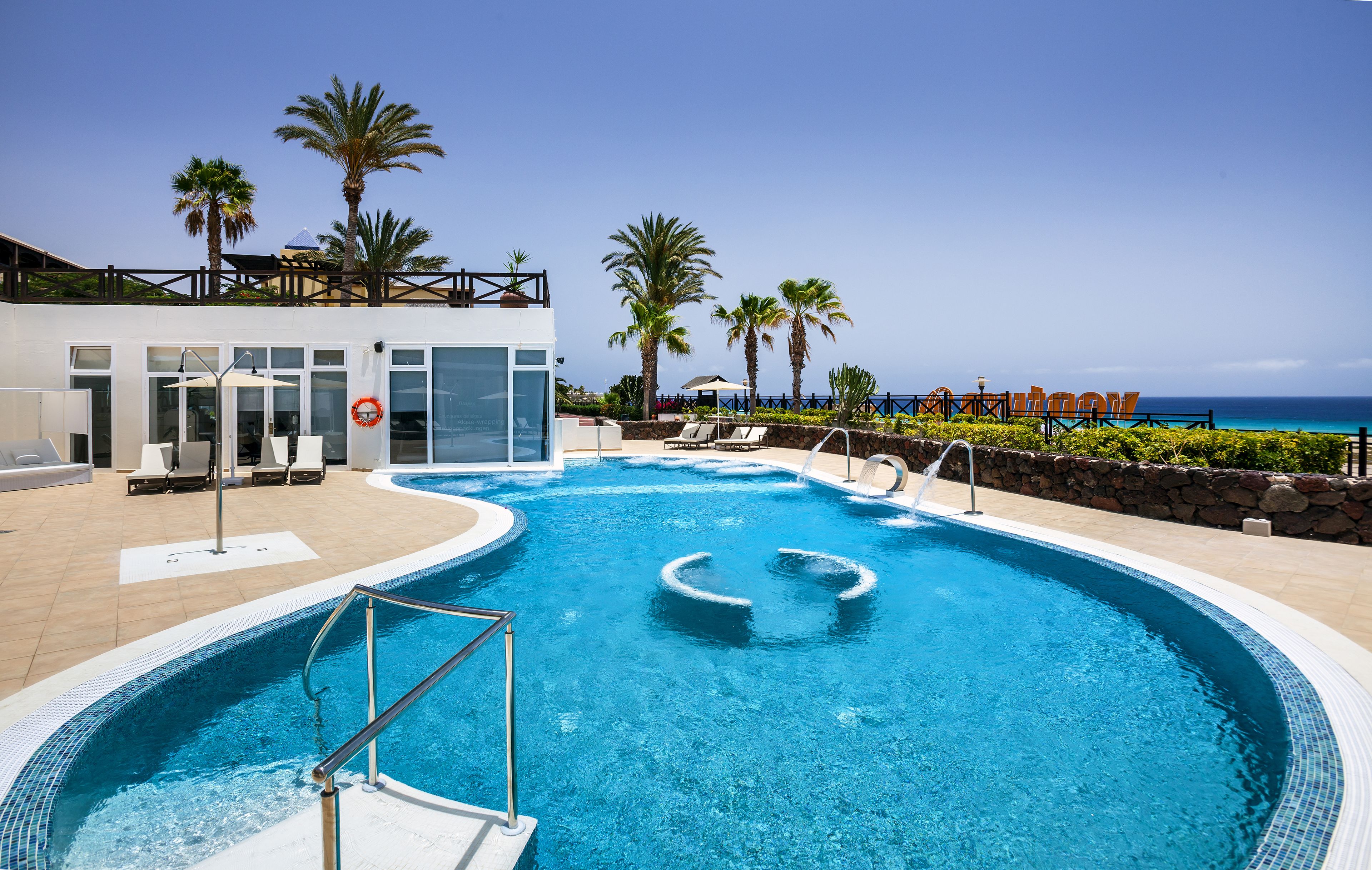 2 piscines extérieures, parasols de plage, chaises longues