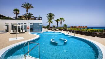 2 piscines extérieures, parasols de plage, chaises longues