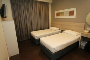 Habitación con 2 camas individuales, 2 camas individuales | Caja de seguridad en la habitación, wifi gratis y ropa de cama 