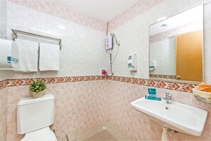 Shower, free toiletries, hair dryer, towels - Hotel 81 Lucky (Singapore)