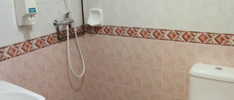 Un baño con ducha, inodoro y lavamanos.