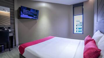 Habitación Deluxe, 1 cama Queen size | Escritorio, wifi gratis y ropa de cama