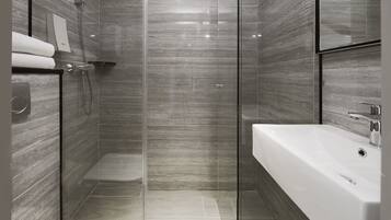 Chambre triple | Salle de bain | Douche, articles de toilette (gratuits), séchoir à cheveux