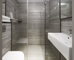 Kamar Triple | Kamar mandi | Shower, perlengkapan mandi gratis, pengering rambut, dan handuk