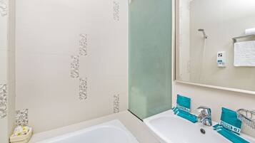 Een douche, een haardroger, handdoeken