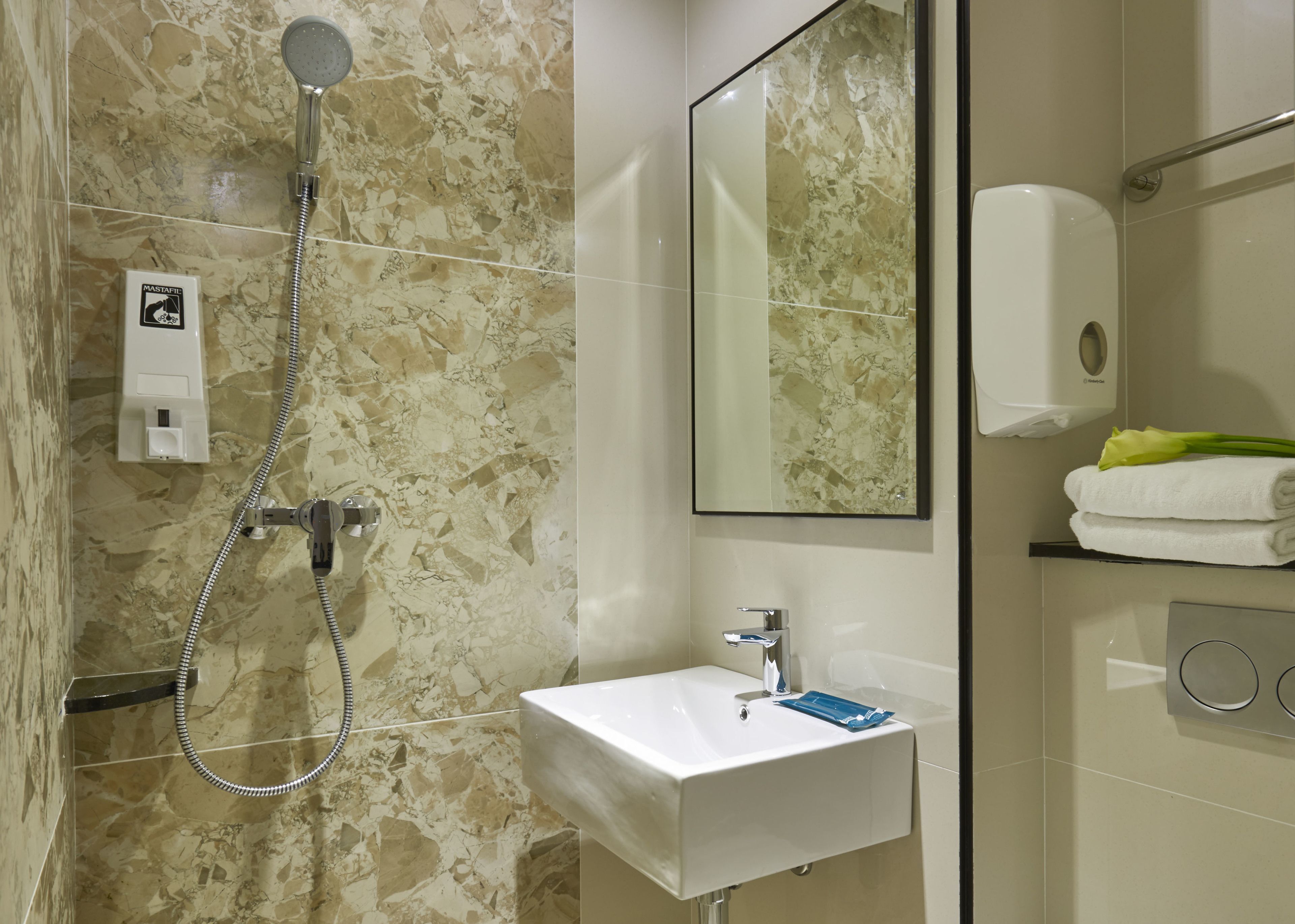 Phòng tắm | Buồng tắm vòi sen, đồ dùng nhà tắm miễn phí, máy s ấy tóc, khăn tắm 