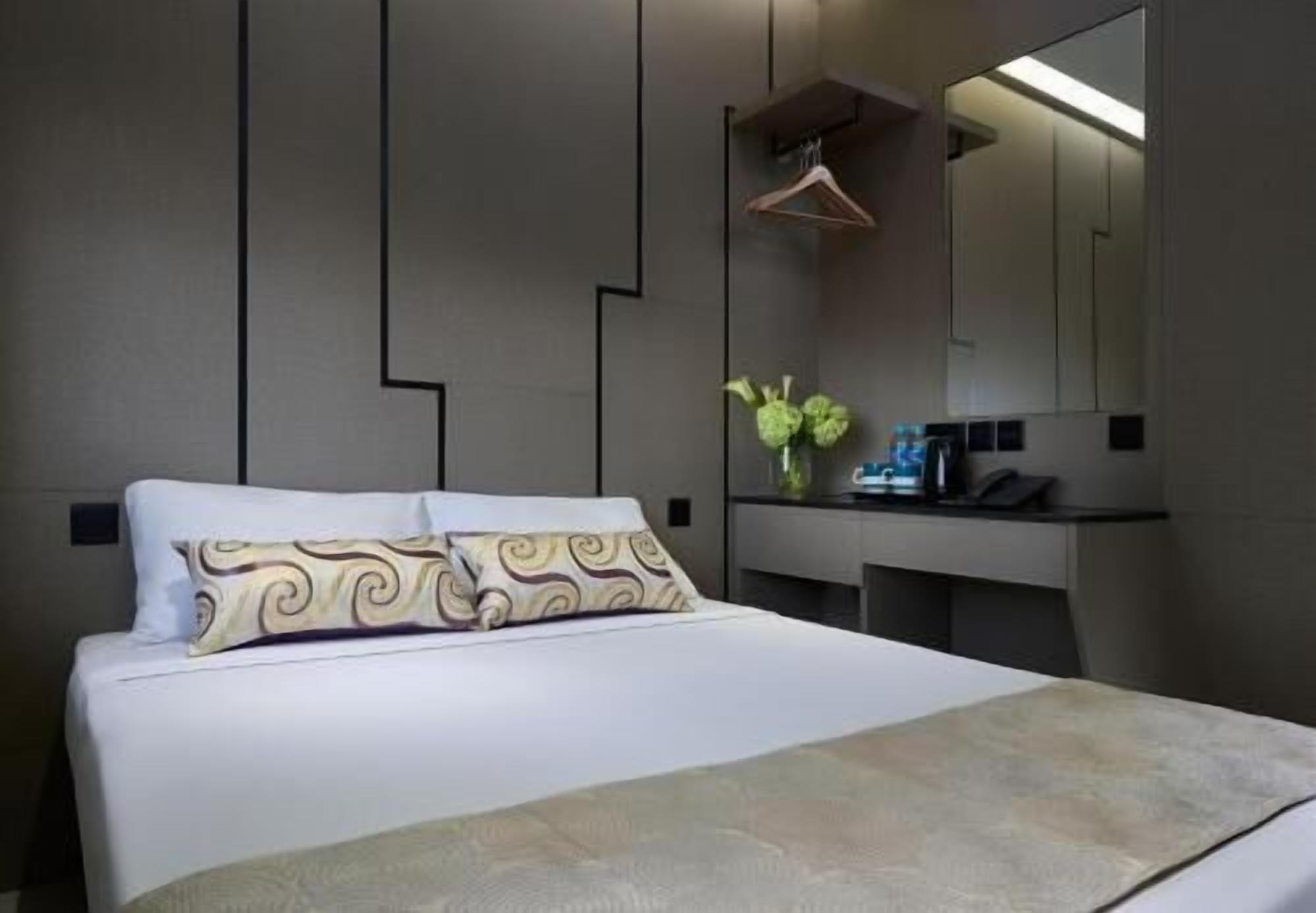 Bàn, bàn ủi/dụng cụ ủi quần áo, truy cập Internet không dây miễn phí 