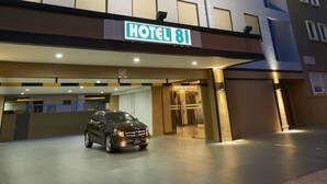 Un moderno edificio de hotel con un letrero que dice "HOTEL 81 GOLD".