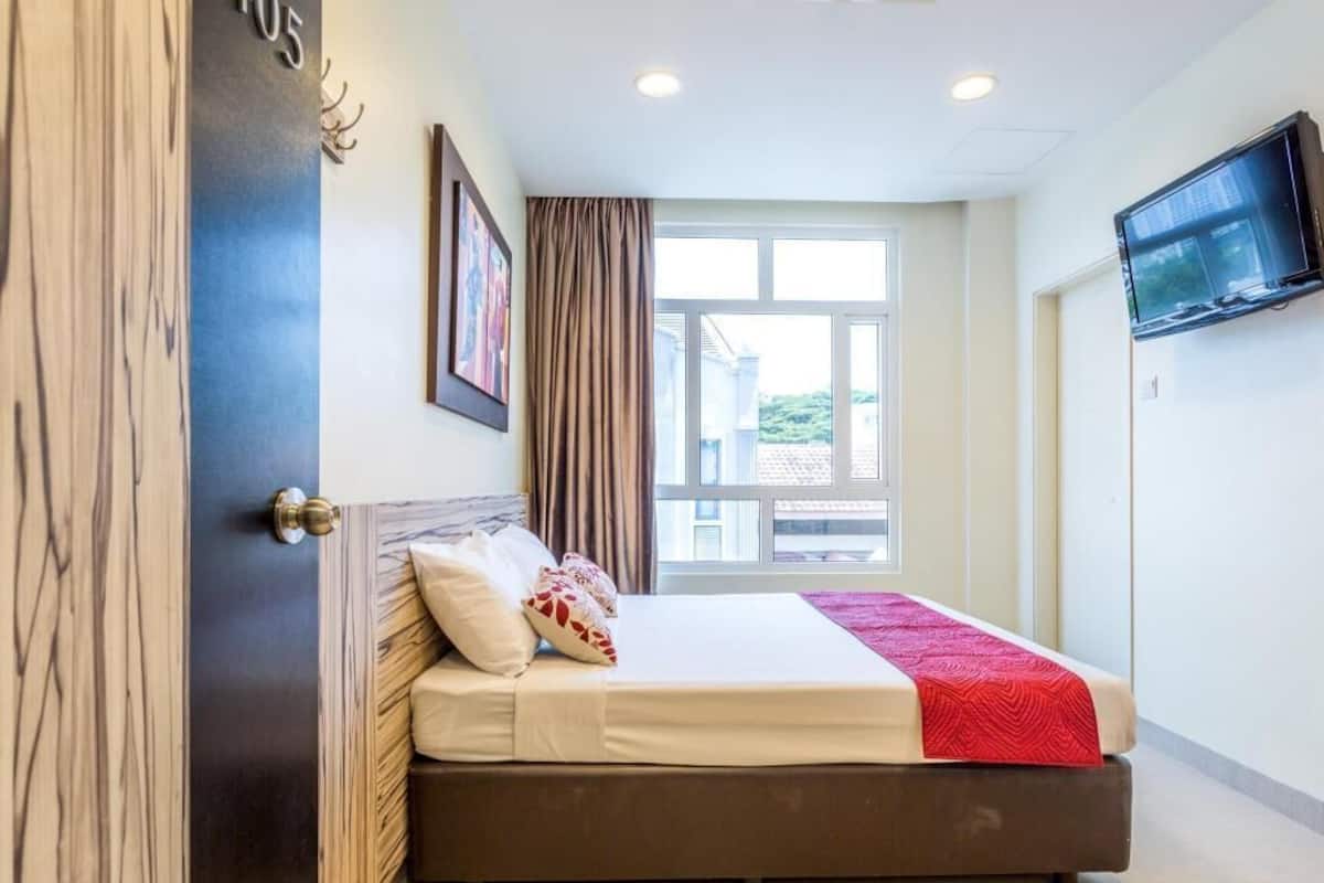 Escritorio, cortinas blackout, wifi gratis y ropa de cama