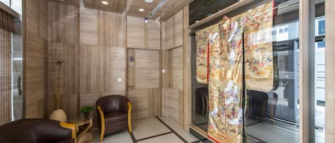 Coin salon dans le hall