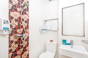 Douche, sèche-cheveux, serviettes fournies