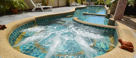 Outdoor spa tub