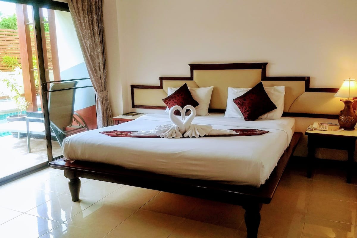 executive pool access | 2 bedrooms, hypo-allergenic bedding, minibar, in-room safe