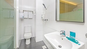 Buồng tắm vòi sen, đồ dùng nhà tắm miễn phí, máy sấy tóc, khăn tắm 
