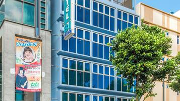 Vista frontal de la propiedad