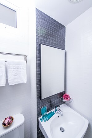 Shower, hair dryer, towels - Hotel 81 Selegie (Singapore)