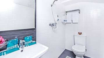 シャワー、ヘアドライヤー、タオル