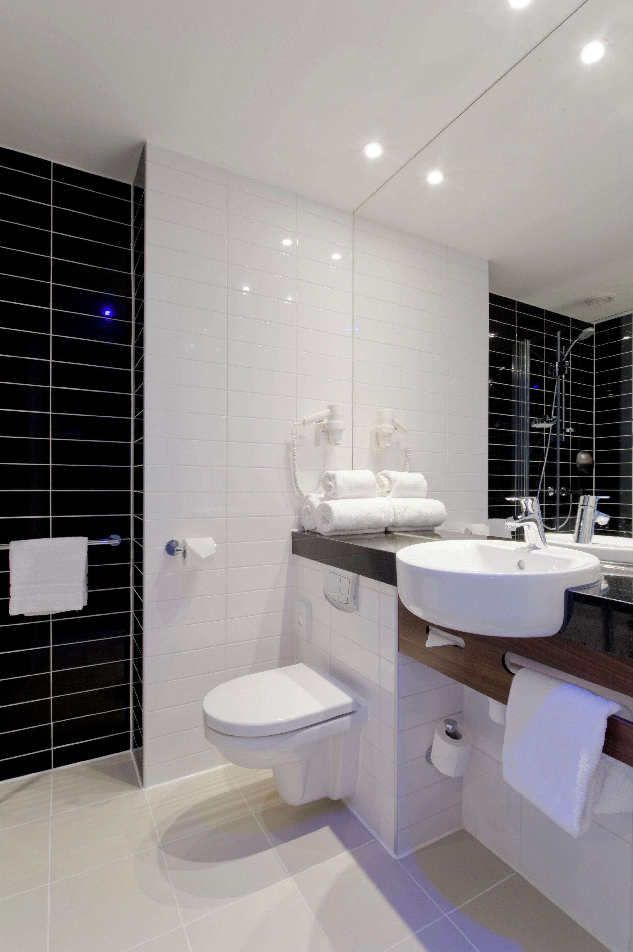 تج هيزات دش، دُش غزير، مجففات شعر، مناشف