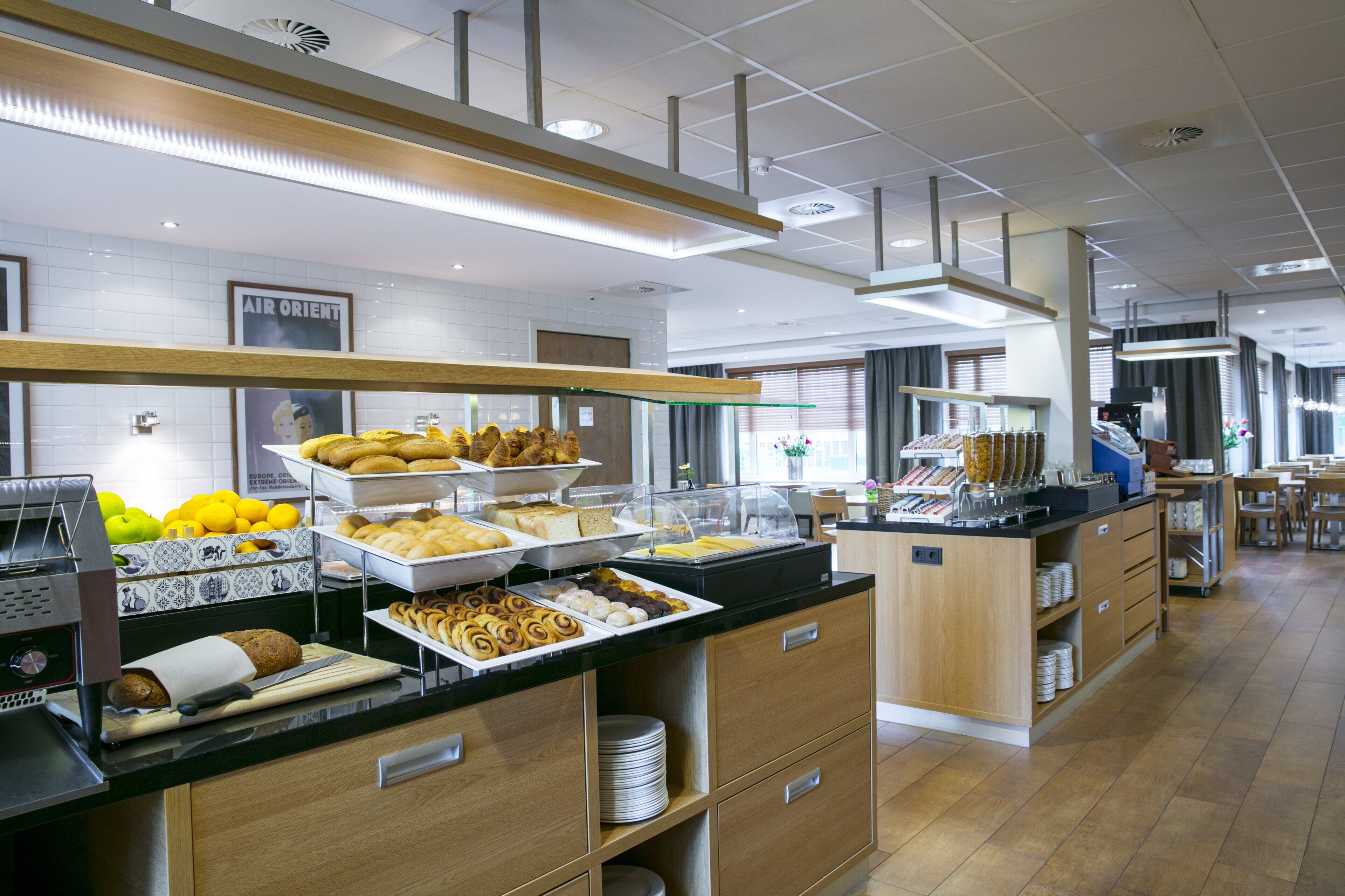 Een buffet met diverse gerechten en een koffiehoek.