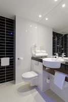 Standard Room (Free Breakfast) | Bathroom | Shower, rainfall showerhead, hair dryer, towels