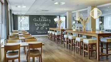 Morgunverður og kvöldverður í boði