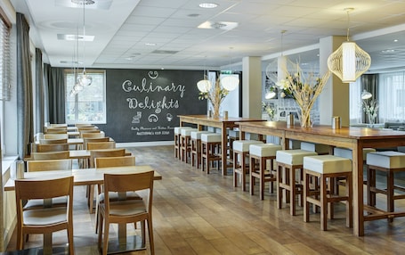 Breakfast and dinner served