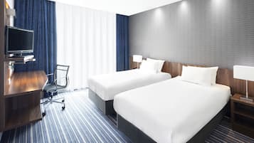 Dúnsængur, öryggishólf í herbergi, skrifborð