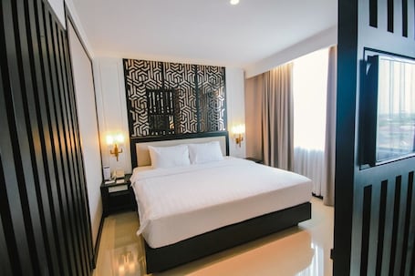 Minibar, escritorio y sistema de insonorización . Grand Arkenso Parkview Hotel