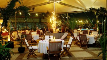 Dîner servi sur place, vue sur la piscine 