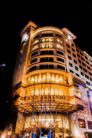 Un hotel de varios pisos con una entrada destacada que indica 'Grand Arkenso'.