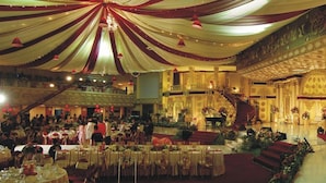 Una maestosa sala con posti a gradinata, decorazioni elaborate e un palco centrale.
