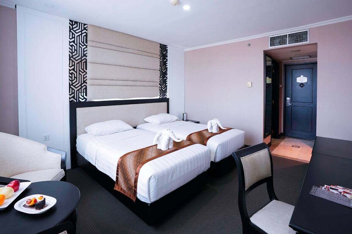 Minibaari, työpöytä, äänieristys, silitysrauta/-lauta